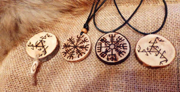 zintzilikarioak runak dituzten zintzilikarioak arrakastaren talisman gisa